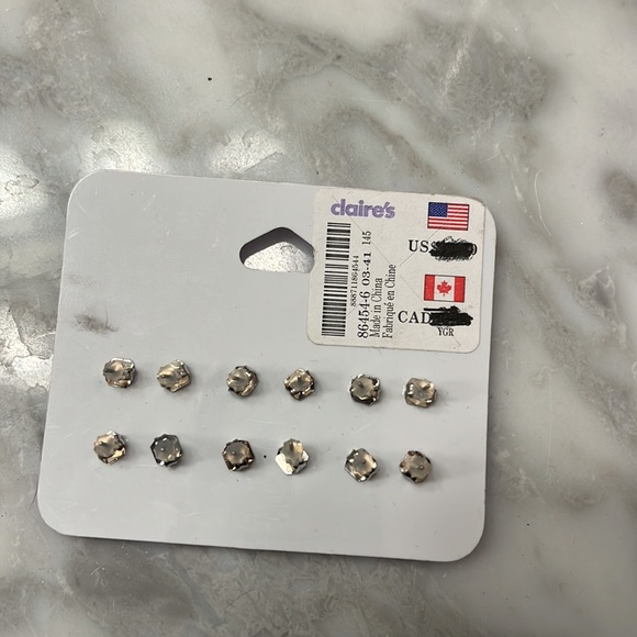 Movie Earring Set. - Picture 2 of 2